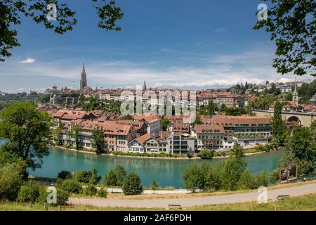 Vue panoramique de la vieille ville de Berne entre érable en Suisse Banque D'Images