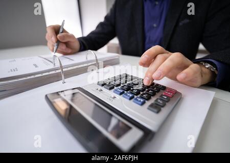 Portrait Of Businessman Calcul de l'impôt à l'Office de tourisme 24 Banque D'Images