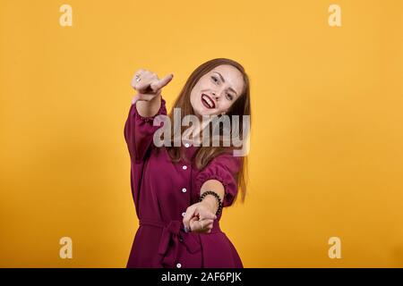 Jeune femme en bourgogne avec bow blouse face à vous Banque D'Images