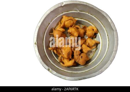 Des pommes de terre et oignon pakoda indien ou Bhajji célèbre des collations en soirée. Banque D'Images