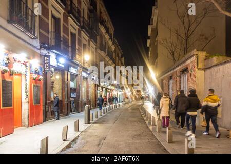 Les piétons marcher le long d'un sentier le long d'une route à Madrid, Espagne. Banque D'Images