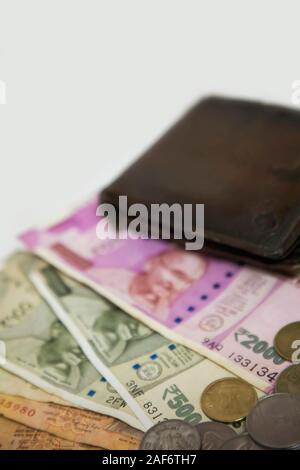 Libre de toute nouvelle monnaie billets de banque indiens colorés de 5, 10, 500 et 2000 roupies Banque D'Images
