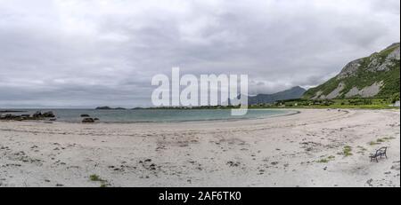 Plage de sable blanc au cercle arctique, d'entrée de fjord tourné dans des nuages lumière près de Ramberg, Lofoten, Norvège Banque D'Images