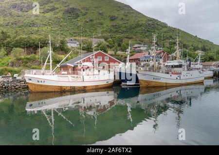 NAPP, NORVÈGE - 14 juillet 2019 : cercle Arctique fjord cityscape avec bateau de pêche traditionnel amarré au port, tourné en cas de forte lumière nuageux le 14 juillet Banque D'Images