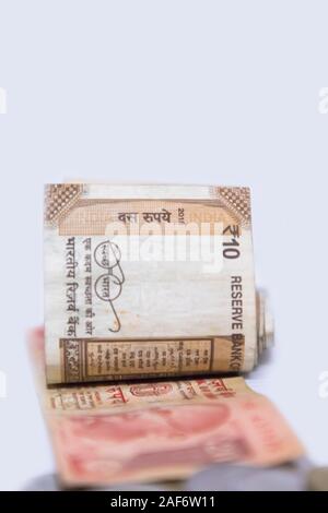 Monnaie indienne billets de banque de 10, 20 roupies, monnaie indienne remarque replié sur fond blanc Banque D'Images