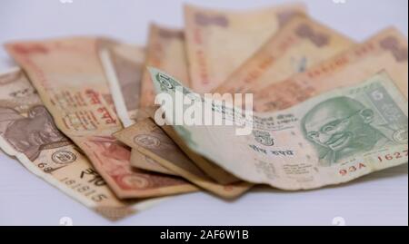 Libre de toute nouvelle monnaie billets de banque indiens colorés de 10 roupies, 20 Banque D'Images