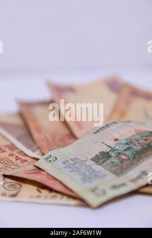 Libre de toute nouvelle monnaie indienne colorée des billets de banque de 5 et 10, 20 roupies - Fond blanc Banque D'Images