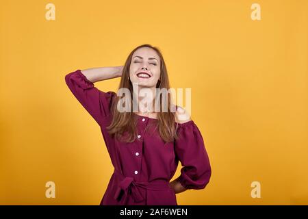 Jeune fille en bourgogne avec bow blouse laughing Banque D'Images