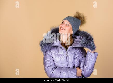 Fashion manteau et chapeau. Tendance de la mode. La fausse fourrure. L'échauffement. Veste hiver décontracté et élégant légèrement plus ont plus d'éléments de confort tels que le capot plus fur trim sur le capot. Fashion girl des vêtements d'hiver. Banque D'Images