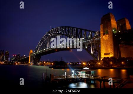 Sydney Harbour Bridge de nuit, de Jeffrey Street arrêt de ferry à Milsons Point sur la Côte-Nord, Sydney, Australie Banque D'Images