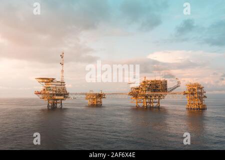 Plate-forme de production pétrolière offshore massive Banque D'Images