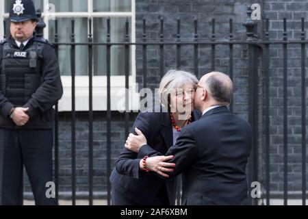 Londres, Grande-Bretagne. 17 Février, 2017. Theresa May, le Premier ministre britannique, de l'accueil Premier ministre français Bernard Cazeneuve, comme il arrive à 10 D Banque D'Images