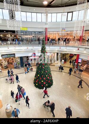 Kehl, Allemagne - Nov 02, 2019 : Vue aérienne du grand sapin à l'intérieur de l'allemand central mall à Khel avec les clients et les enfants près de la décoration de Noël, symbole DM Tedi store en arrière-plan Banque D'Images