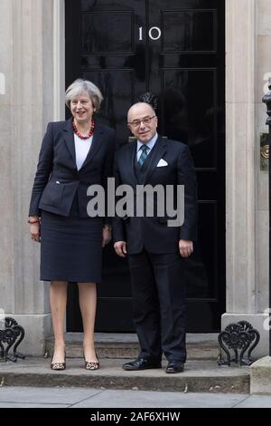 Londres, Grande-Bretagne. 17 Février, 2017. Theresa May, le Premier ministre britannique, de l'accueil Premier ministre français Bernard Cazeneuve, comme il arrive à 10 D Banque D'Images