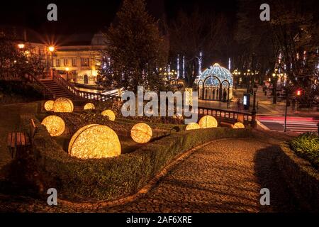 Viseu, Portugal - 30 novembre 2019 - Vue sur le jardin de la mère et la place Rossio à Viseu, Portugal, avec des lumières de Noël. Banque D'Images