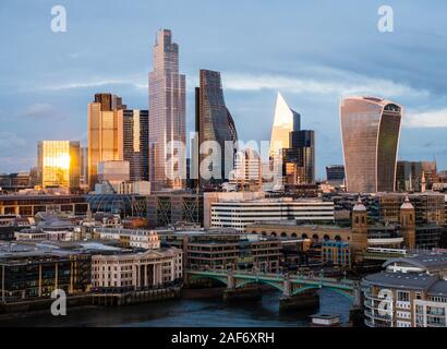 Coucher de soleil sur la ville de Londres, au Centre d'affaires, les nuages de tempête d'hiver, Londres, Angleterre, RU, FR.
