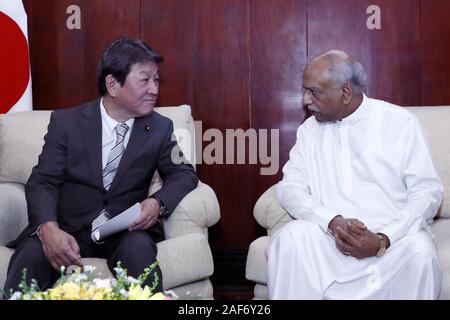 Colombo, Sri Lanka. 13 Décembre, 2019. Le Ministre des affaires étrangères du Sri Lanka Dinesh Gunawardena (R) et son homologue japonais Toshimitsu Motegi (L) répondre au ministère des Affaires étrangères au cours de sa visite officielle au Sri Lanka, le vendredi, Décembre 13, 2019. Credit : Pradeep Dambarage/ZUMA/Alamy Fil Live News Banque D'Images