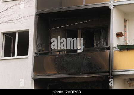 Blankenburg, Allemagne. 13 Décembre, 2019. Les Balcons d'un immeuble à logements multiples après une explosion sont noir de suie. Après la forte explosion à Blankenburg dans le Harz, un homme mort a été retrouvé le vendredi. C'est ce qu'un porte-parole de la police a dit. En outre, beaucoup de gens ont été blessés. Credit : Matthias Bein/dpa-Zentralbild/dpa/Alamy Live News Banque D'Images