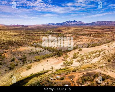 Glen Helen Gorge et les environs de Glen Helen Lodge prises à partir d'une perspective aérienne. Territoire du Nord, Australie Banque D'Images