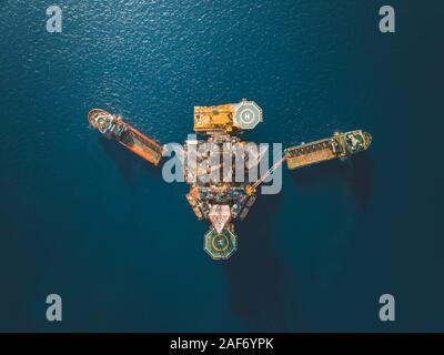 Image aérienne pendant le déplacement de l'engin dans un champ pétrolier offshore Banque D'Images