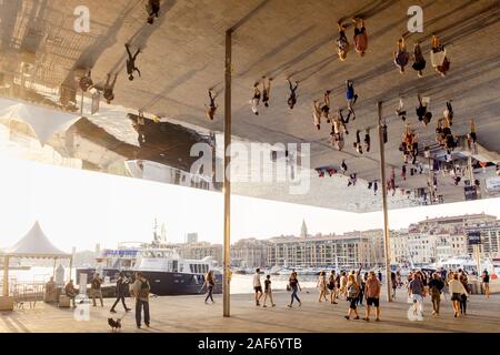 L'Ombrière pavillon avec miroir réfléchissant canopy par Norman Foster, Vieux Port / Vieux Port, Marseille, Provence, France, Europe Banque D'Images