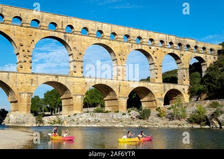 Pont du Gard et les gens en kayak sur la rivière Gardon, Gard, Languedoc Roussillon, France, Europe Banque D'Images