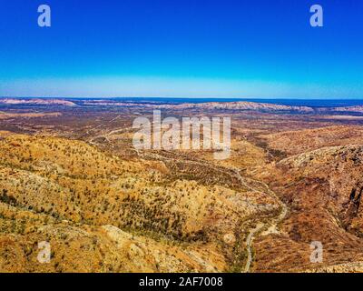 Image aérienne de Standley Chasm et les West MacDonnell Ranges dans le Territoire du Nord en Australie centrale. Banque D'Images