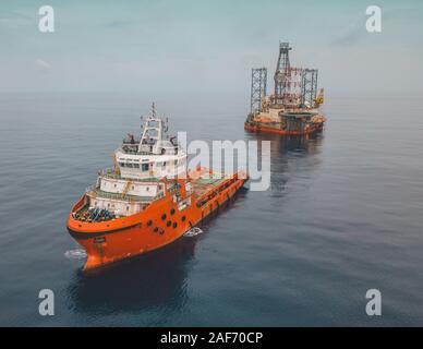 Image aérienne pendant le déplacement de l'engin dans un champ pétrolier offshore Banque D'Images