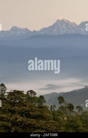 Vue spectaculaire de Nanda Devi de montagnes de l'Himalaya dans la première lumière de Kausani dans Uttarakhand Banque D'Images