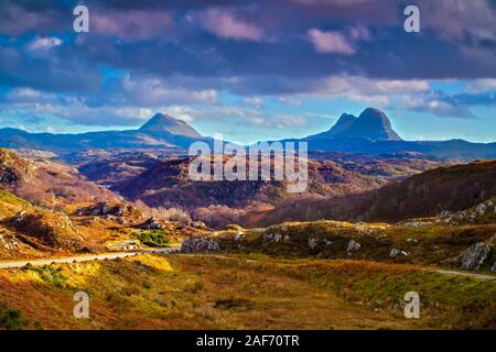 Une vue de l'une partie à distance de Sutherland vers Suilven, l'une des plus distinctives dans les montagnes de l'Écosse. Banque D'Images