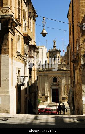 Rue et église de St Lucie, La Valette, Malte Banque D'Images