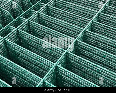 Gouttes de pluie sur la grille en métal de couleur verte. Banque D'Images