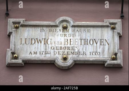 Bonn, Allemagne. 13 Décembre, 2019. D'un signe indiquant le lieu de naissance du compositeur Ludwig van Beethoven est suspendu à la maison de Beethoven. L'année anniversaire de Beethoven ouvre le 16 décembre à Bonn et se termine un an plus tard le 17 décembre 2020, la 250e anniversaire. Credit : Oliver Berg/dpa/Alamy Live News Banque D'Images