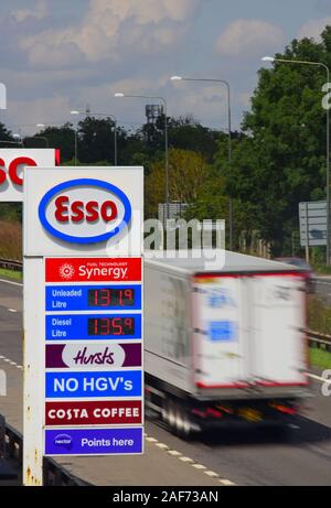 Camion passant par l'avant-cour garage Esso A1/M d'autoroute la plus skellow yorkshire royaume uni Banque D'Images