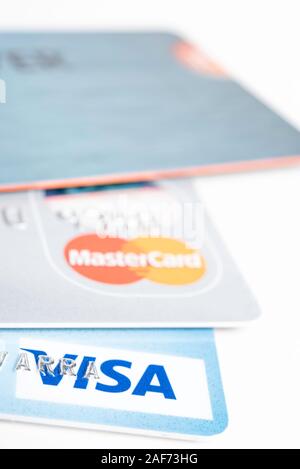 Vidalia, Géorgie / USA - 16 septembre 2019 : A une extrême close-up avec focus sélectif de certaines parties de plusieurs cartes de crédit en plastique situé sur la couleur de la lumière Banque D'Images