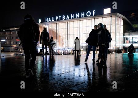 La gare principale de Cologne, gare, mairie, place de la gare, les passants par rendez-vous, à partir de la gare, Banque D'Images