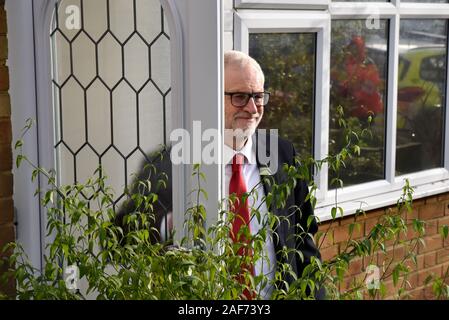 Finsbury Park, Londres, UK. 13 décembre 2019. Jeremy Corbyn, chef du parti du travail quitte la maison le matin, après l'élection générale. Crédit : Matthieu Chattle/Alamy Live News Banque D'Images