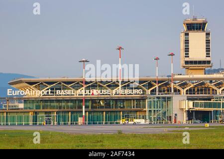 Mulhouse, France - 31 août 2019 : Terminal et la tour de l'aéroport de Bâle-Mulhouse (EAP) en France. Dans le monde d'utilisation | Banque D'Images