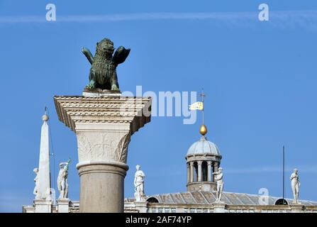 08.05.2019, Italie, Venise : die auf dem Markussäule Markusplatz Piazzetta San Marco. Der Markuslöwe Symbole ist das für den Evangelisten Markus | conditions dans le monde entier Banque D'Images