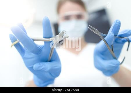 Libre d'instruments dans les mains de médecin en masque blanc. Focus sélectif. Banque D'Images