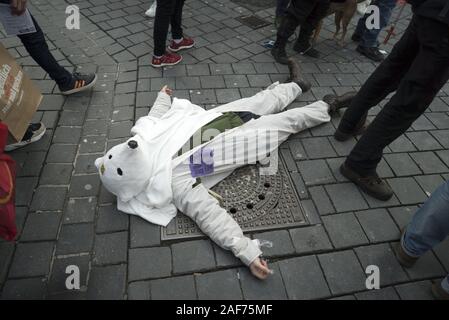 Rébellion Extinction manifestant contre fast fashion et les déchets en plastique en face d'un H&M à Bielefeld, sortie ,29.11.2019 | Le monde d'utilisation Banque D'Images