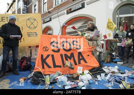 Rébellion Extinction manifestant contre fast fashion et les déchets en plastique en face d'un H&M à Bielefeld, sortie ,29.11.2019 | Le monde d'utilisation Banque D'Images