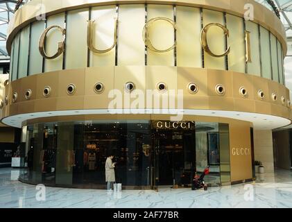 Un client se trouve à l'extérieur de la boutique Gucci à un centre commercial à Hangzhou Ctiy, est de la Chine, la province du Zhejiang, le 12 décembre, 2019. Banque D'Images