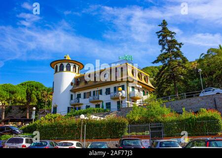 Moneglia, Italie - 15 septembre 2019 : Sunny Hotel Résidence à little street à Moneglia Village en Ligurie, Italie Banque D'Images