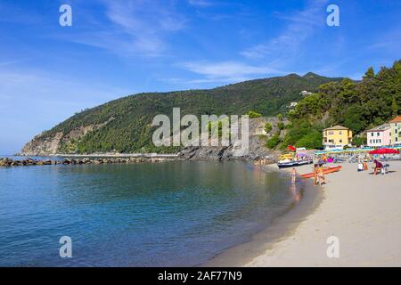 Moneglia, Italie - 15 septembre 2019 : la côte de Moneglia avec le village sur la plage de sable, en Ligurie Banque D'Images