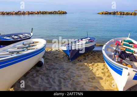 La côte de Moneglia avec le village sur la plage de sable, en Ligurie Banque D'Images