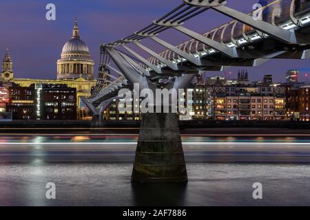 Millennium Bridge sur la Tamise à la direction St Pau'ls Cathédrale Banque D'Images