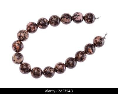 Vue du haut de chaîne de perles de pierres polies naturelles rhodonite isolé sur fond blanc Banque D'Images