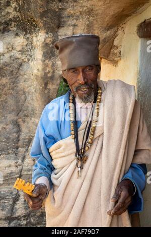 L'Éthiopie, du Tigré, Megab, Gheralta escarpement, prêtre à l'extérieur de Debre Maryam Korkor rock-cut église monastique Banque D'Images