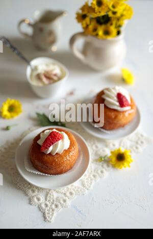 Concept de cuisine italienne. Babà al-Rhum Rhum napolitain. Vue de dessus de la pâte sucrée faite de baigné dans le rhum. Banque D'Images